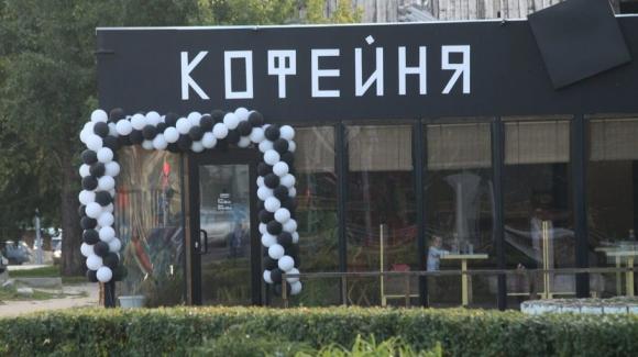 Устрою шоу: в Барнауле предприниматель готов прицепить здание кофейни к трактору и протащить его по улице