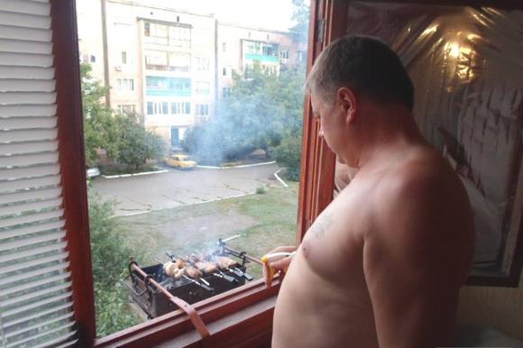 Россиянам запретили курить и жарить шашлыки на балконе