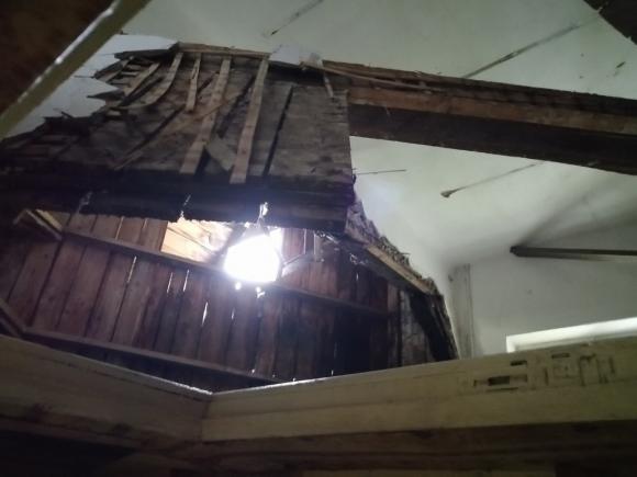 Три барнаульские семьи рискуют оказаться под завалами аварийного дома (фото)