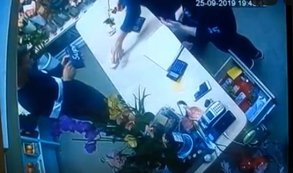 В Бийске владелец дорогой иномарки провернул фокус с деньгами в цветочной лавке (видео)