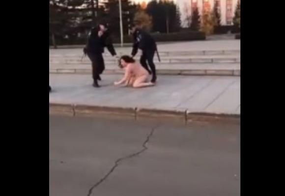 Голая женщина играла в догоняшки с полицией в центре Барнаула (видео)