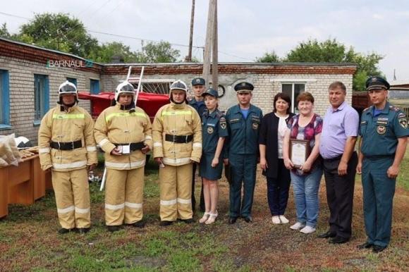 Пост благодарности: пожарные Кубанки и Калманки спасли село от огня, шедшего с полей