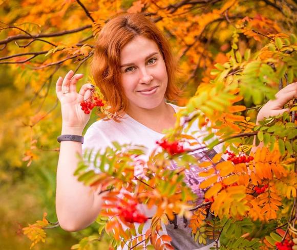 Барнаульцы потянулись в дендрарий за осенними снимками в желтых листьях (фото)