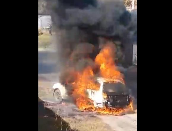 Машине хана: в Бийске авто загорелось, когда к нему приваривали глушак (видео)