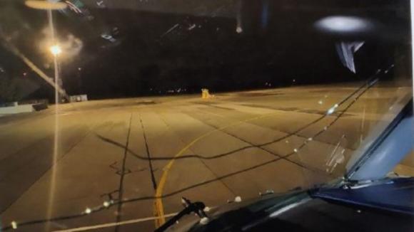 Вылет самолета из Барнаула в Москву вновь задержали - говорят, треснуло стекло