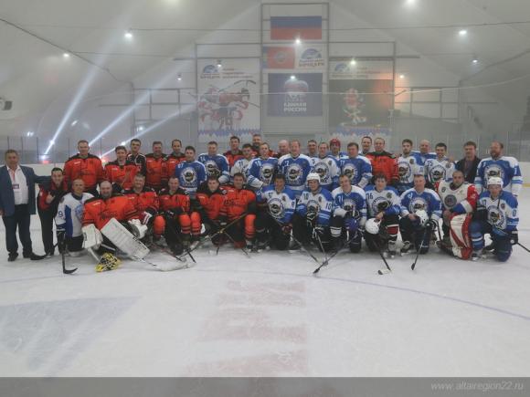 Ведущие телеканалов и известные спортсмены сыграли в хоккей в Бочкарях (фото)