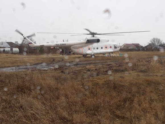 Медицинский вертолет прилетел в Топчиху после аварии на трассе Барнаул-Алейск