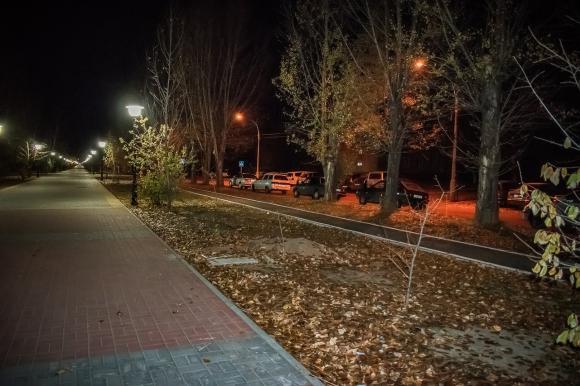 Водителей-нарушителей накажут за парковку на новой аллее на Исакова