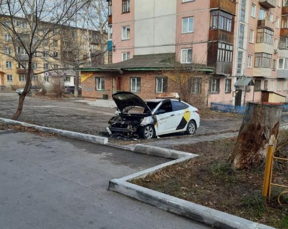 Дополнено: Неизвестные за ночь сожгли шесть автомобилей такси в Бийске (видео)