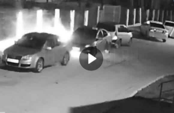 Камеры в Бийске засняли момент поджога одного из авто (видео)