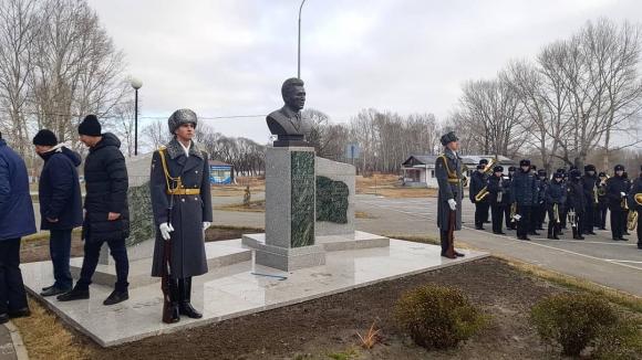 На барнаульском гребном канале установили бюст знаменитого алтайского гребца