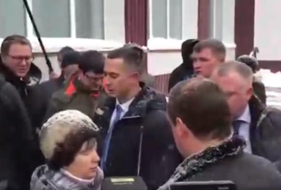 Дополнено: Жительница села Санниково встала на колени с просьбой к премьер-министру Медведеву (видео)