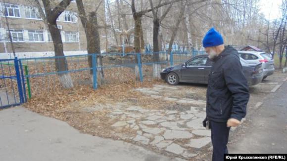 Барнаульский ученый бесплатно обустраивает соседям парковки (фото)