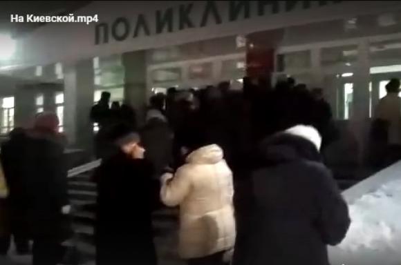 В Рубцовске люди приходят к 4 утра, чтобы занять очередь в поликлинику