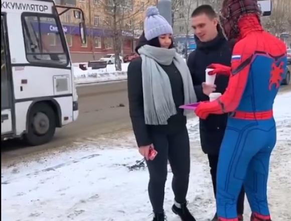 Барнаульский супергерой в морозы согревает горожан горячим чаем