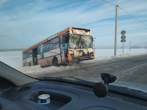 Под Барнаулом автобус №20 столкнулся с КАМАЗом (фото и видео)