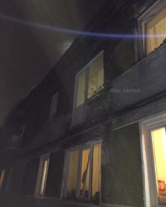 В жилом доме в Барнауле рухнул балкон