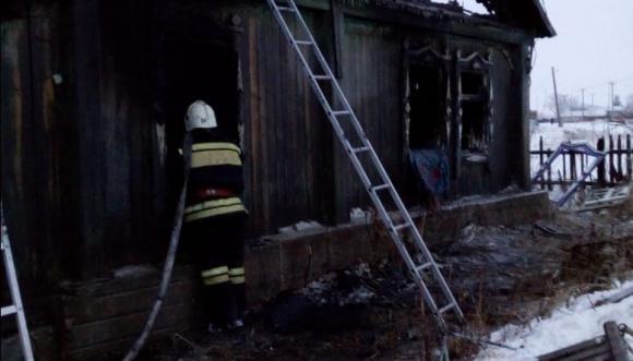 Четверо детей и двое взрослых погибли при страшном пожаре в алтайской деревне (дополнено)