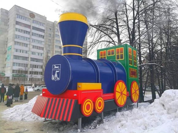 В центре Барнаула появился дымящийся паровозик (фото и видео)