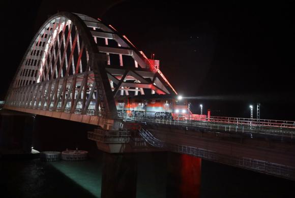 По Крымскому мосту проехал первый пассажирский поезд