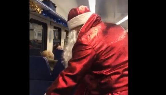Пассажиры алтайского поезда получили подарки от Деда Мороза (видео)