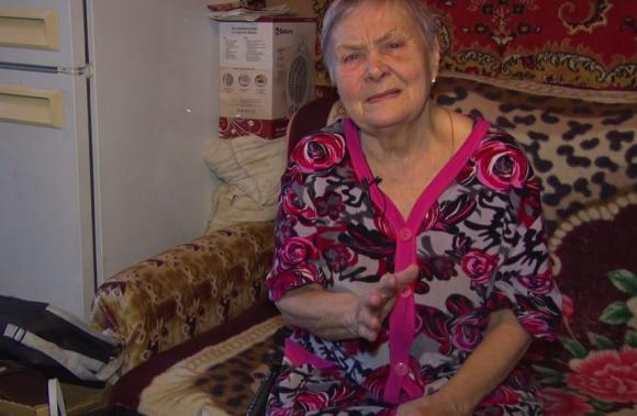 В Бийске родственники принудительно выселили бабушку в подъезд (видео)