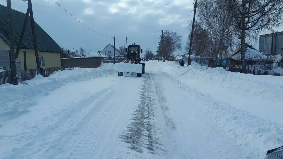 Дорожники продолжают устранять последствия снежной бури