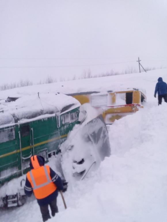 В Локтевском районе сошел с рельсов поезд-снегоочиститель