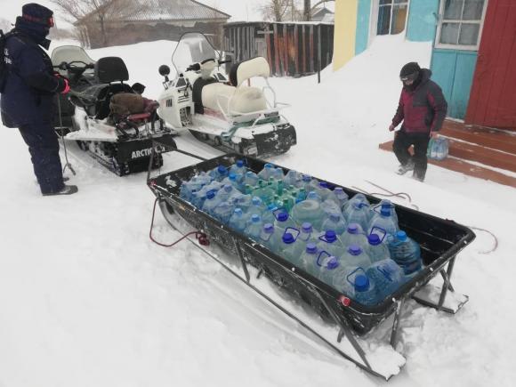В заблокированные снегом села на снегоходах доставляют продукты и воду