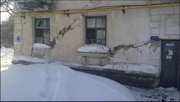 В Барнауле с треском рушится аварийная 2-этажка, в которой живут люди (фото)