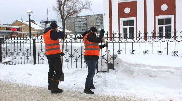 В Барнауле осужденные убрали снег с улиц (фото)