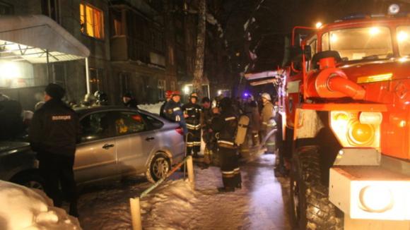 Автомобили помешали пожарным оперативно подъехать к горящей многоэтажке