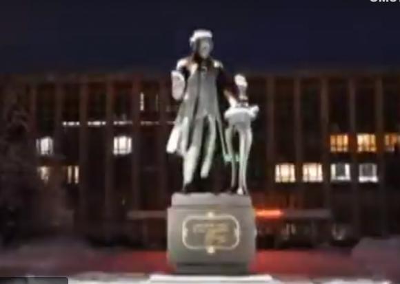Памятник Ползунову подсветили