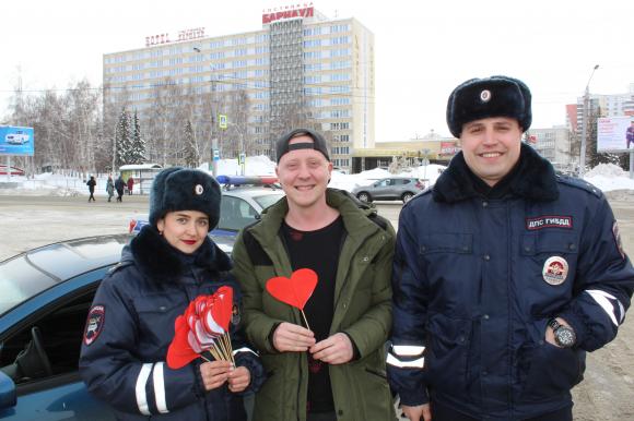 Барнаульские автоинспекторы раздали водителям валентинки (фото)