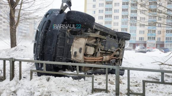 В Барнауле BMW вылетел на остановку и перевернулся (фото)