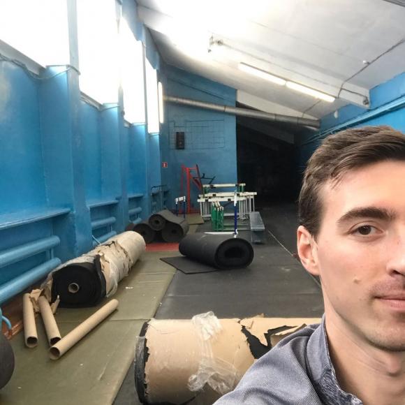 Легкоатлет Шубенков направил деньги на ремонт барнаульской спортшколы (фото)