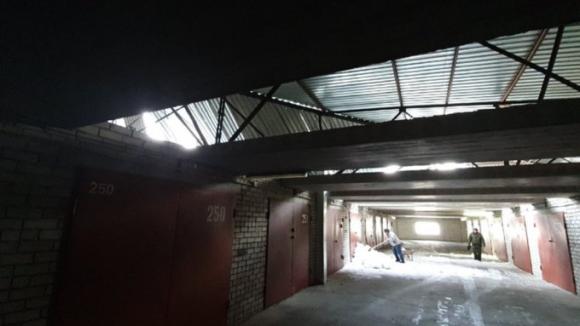 В Барнауле под тяжестью снега провалилась крыша кооперативного гаража