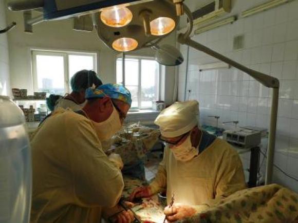 Алтайский хирург провел уникальную операцию и спас две жизни