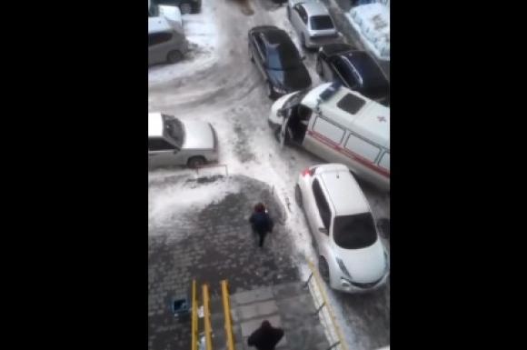 В Новосибирске водитель заблокировал проезд скорой из-за дележки парковки (видео)