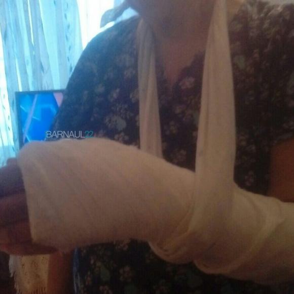 В Барнауле бабушка выпала из автобуса, сломала руку. Родные ищут свидетелей