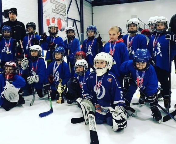 Родители юных хоккеистов Алтая борются за возможность детей заниматься спортом