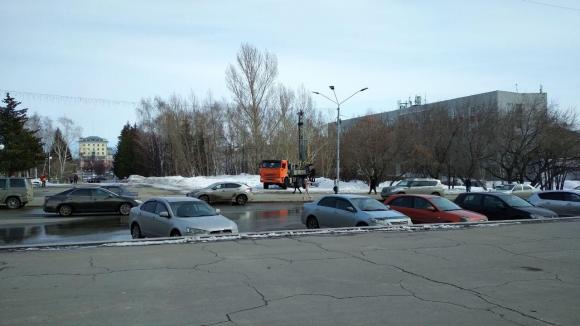 В сквере рядом с АлтГУ заметили строительную технику (фото)