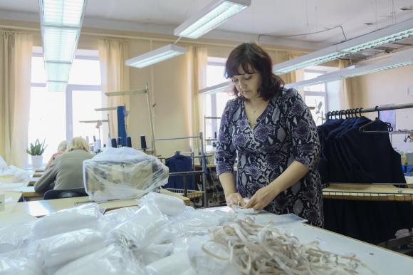 В Барнауле производят 15 000 одноразовых масок в день (фото)