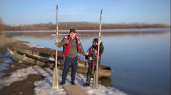 В Бийске ребенка-рыбака унесло на льдине (видео)