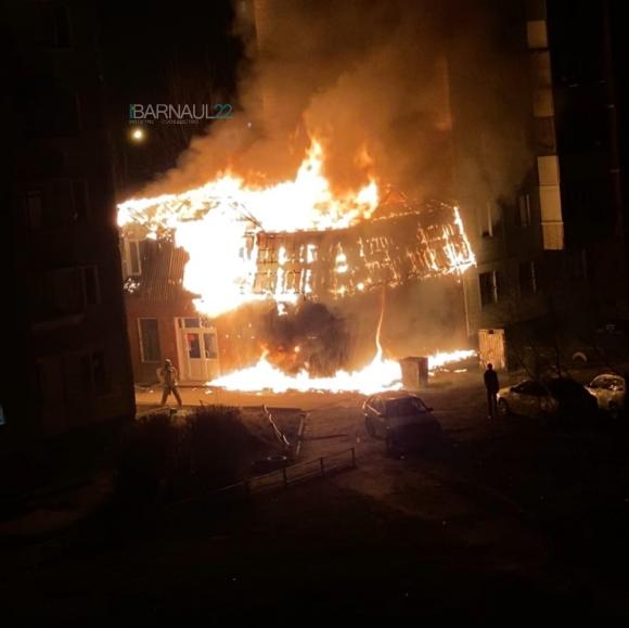 Пламя до 5 этажа: на Попова ночью сгорел магазин (фото и видео)
