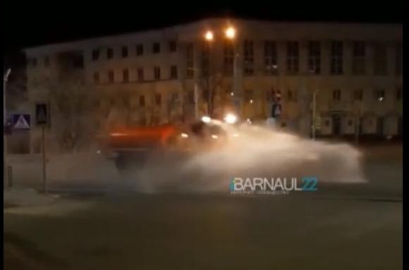 В Барнауле начали дезинфицировать дороги (видео)
