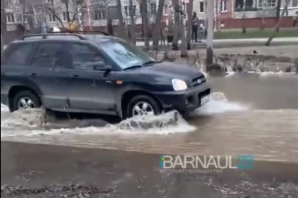 На Исакова затопило аллею и проезжую часть (видео)