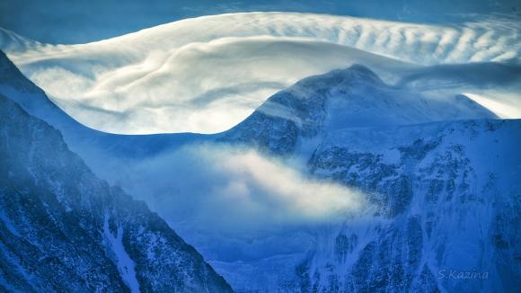 Вершину Белухи обняли странные облака (фото)