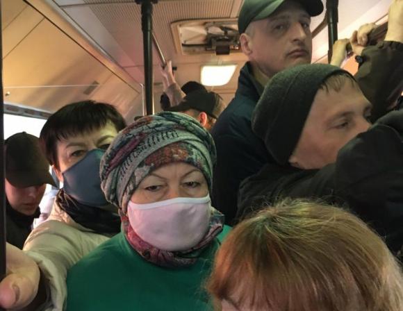 Барнаульские автобусы оказались максимально переполненными во время эпидемии
