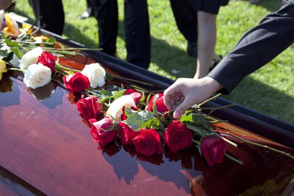 Барнаульская семья узнала о смерти родного человека от похоронного агента
